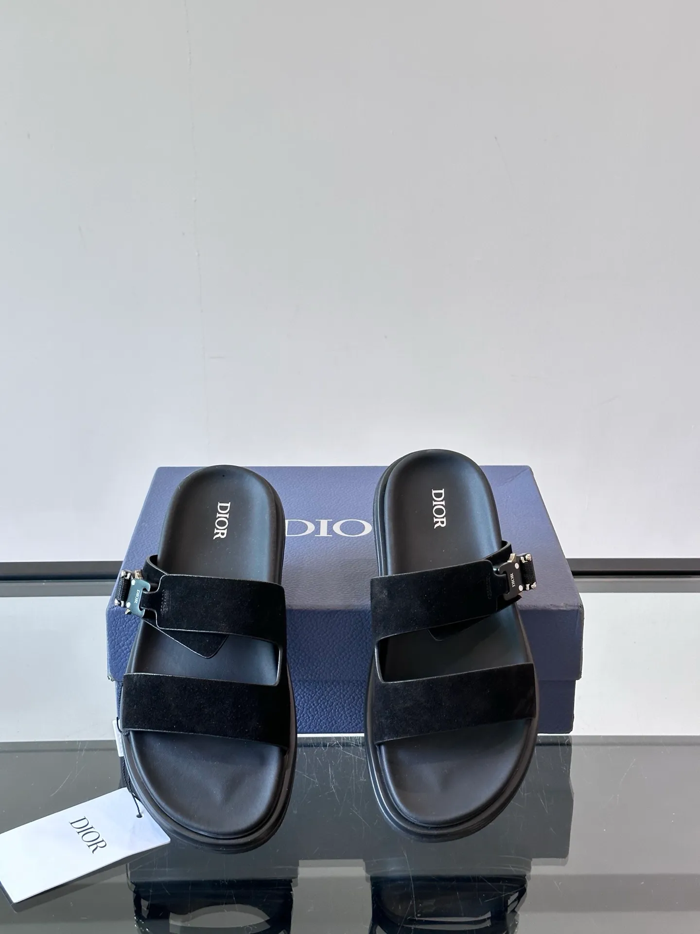 Factory price: 300💰Dior Aqua men's sandals and slippers. Showcasing Dior haute couture design. The Dior gray suede strap is accented with an aluminum Dior buckle for added style. Paired with a comfortable tonal notch sole, they pair easily with shorts or jeans for a sophisticated look. Main body: suede cow leather, technical fabric lining: cow leather, with adjustable straps, aluminum Dior buckle, Dior gray EVA insole, tonal notch rubber outsole splicing structure👌👌 size: 38-44 (45.46 customized)